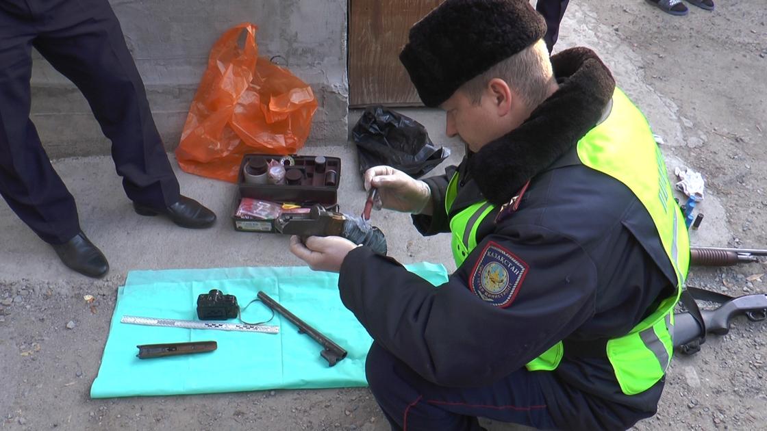 Арсенал оружия изъяли у жителя Алматы (фото)