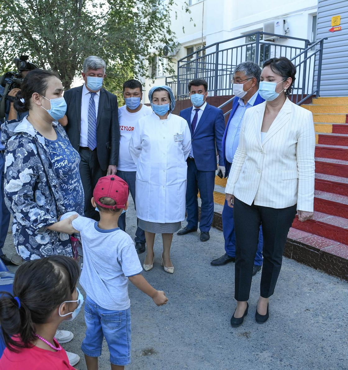 Әбдіқалықова депутат Мұхамедовпен бірге денсаулық сақтау нысандарын аралады