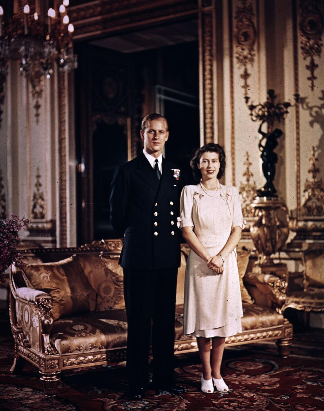 Принцесса Елизавета и принц Филипп в Букингемском дворце незадолго до свадьбы