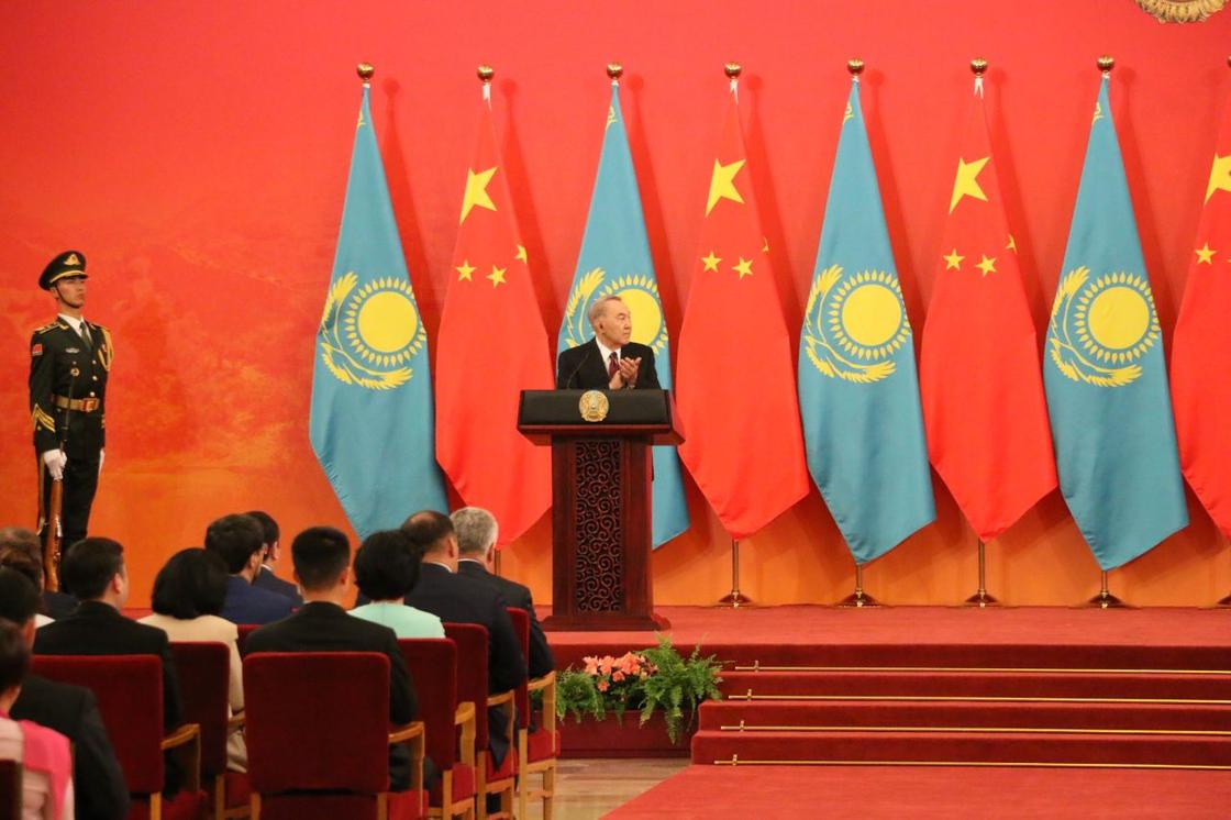 Си Цзиньпин крепко обнял Назарбаева перед сотнями китайцев (фото)