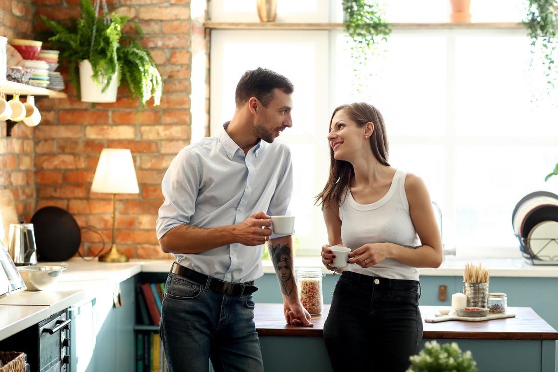 Парень и девушка пьют кофе на кухне