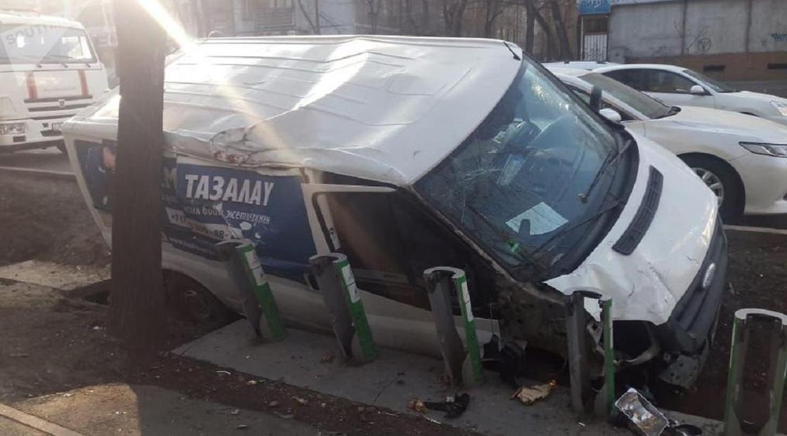 Женщине оторвало ногу в жуткой аварии в Алматы (фото)