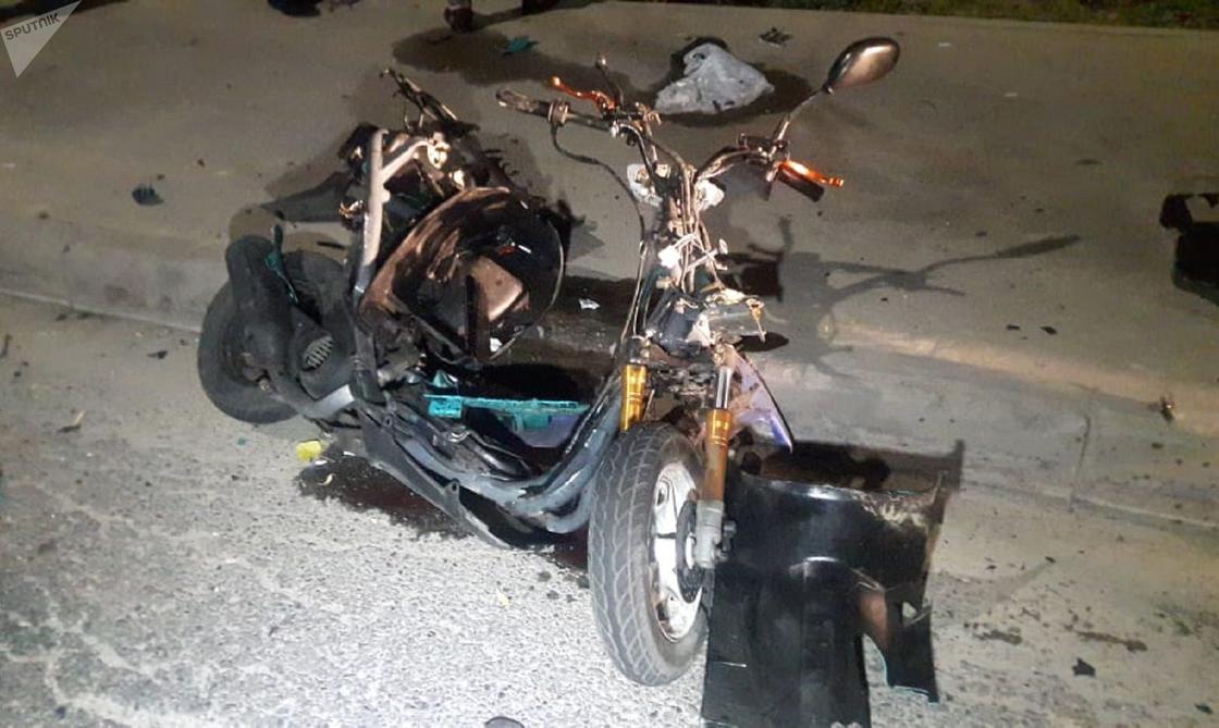 Мотоцикл и мопед лоб в лоб столкнулись в Алматы: погиб человек