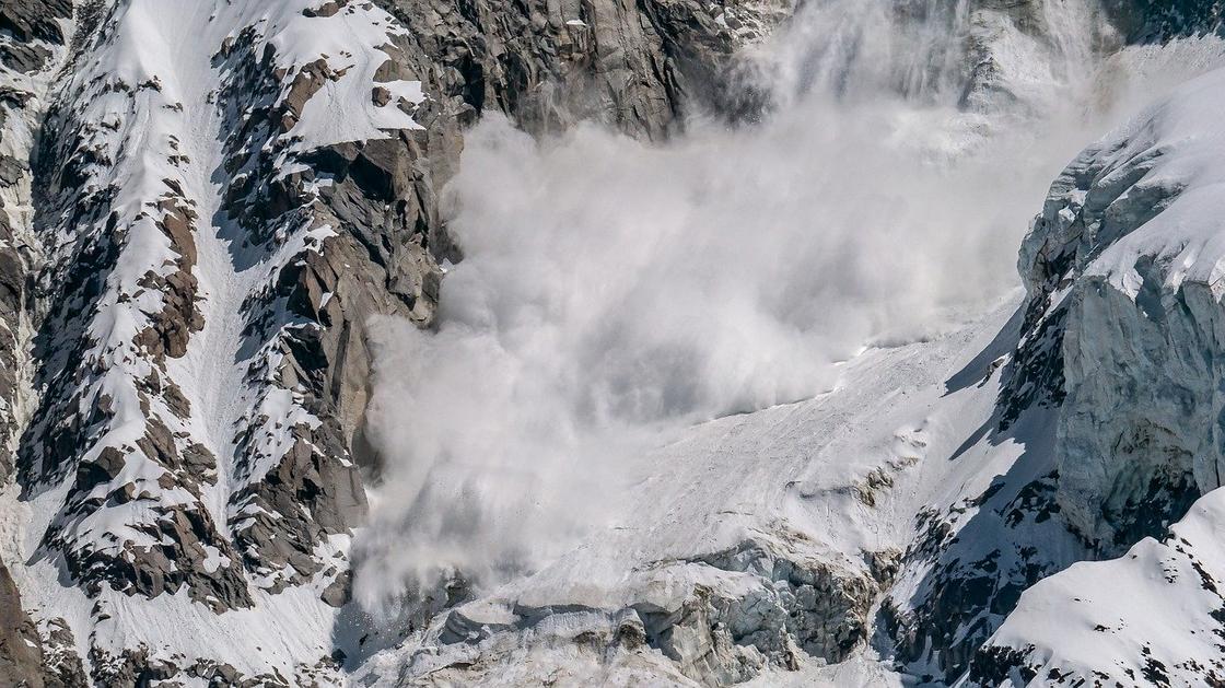 Сход снежных лавин и опасность селя пообещали алматинцам в мае