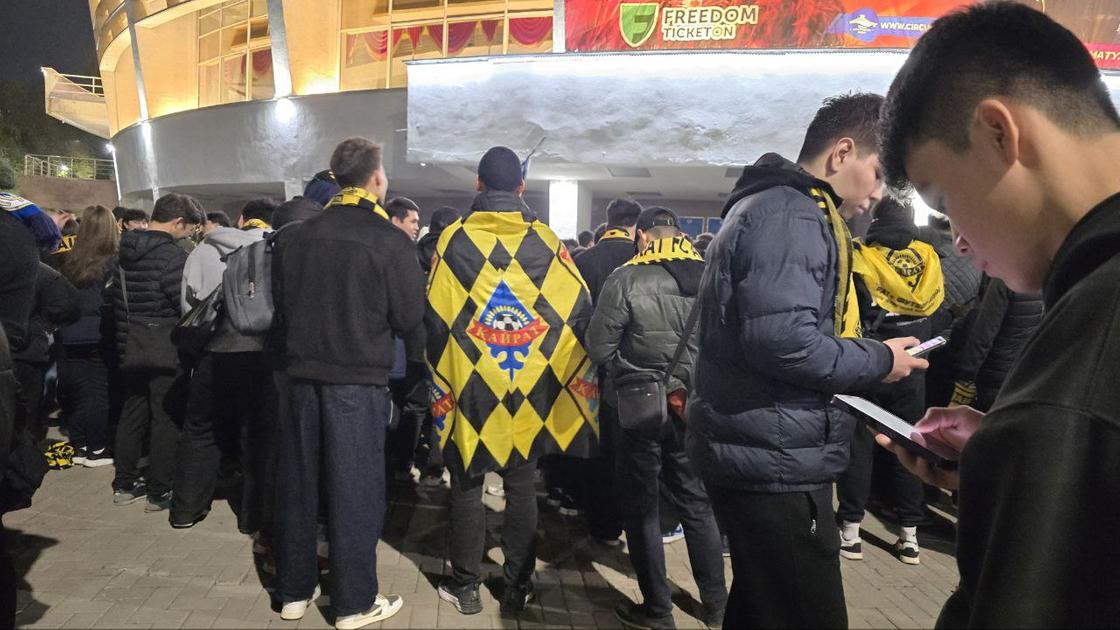 Болельщики перед цирком