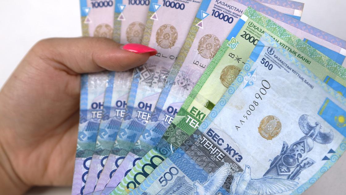 Почти 2 млн казахстанцев получили выплаты 42 500 тенге за июль