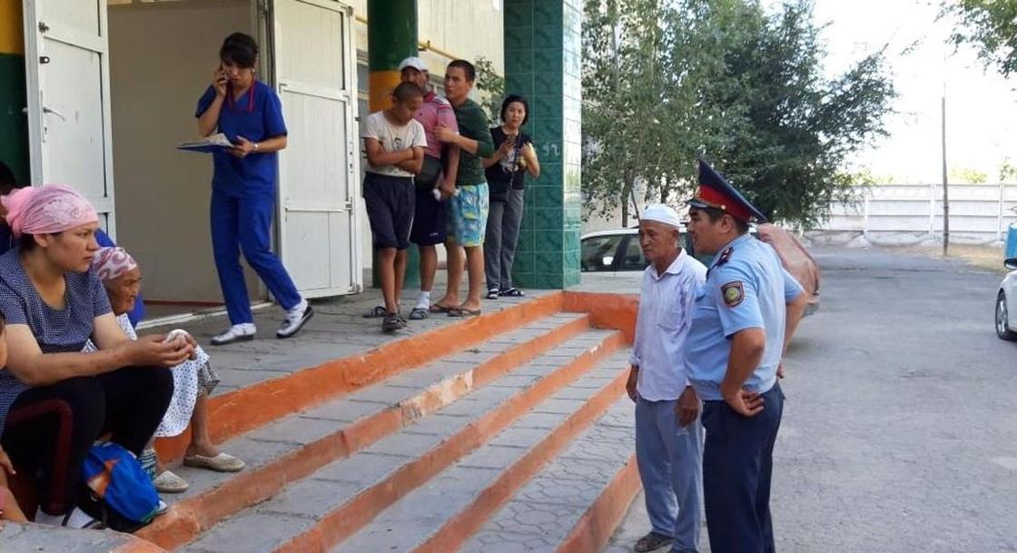 Полицейские Туркестанской области оказывают помощь жителям Полицейские Туркестанской области оказывают помощь жителям