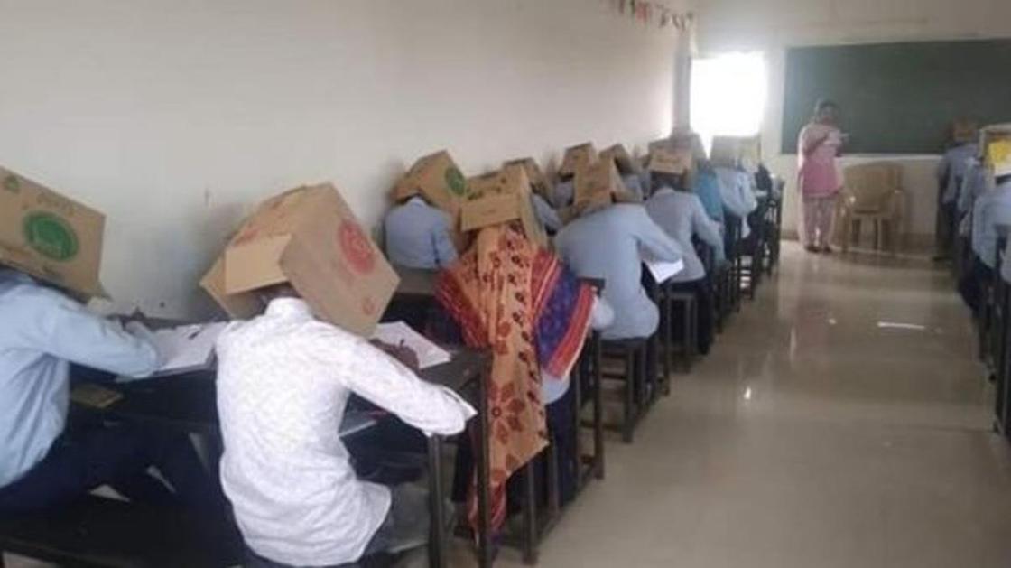 В Индии студентов заставили сдавать экзамен с коробками на головах