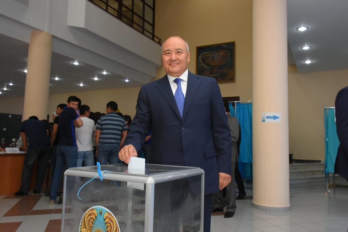 Аким Туркестанской области проголосовал на выборах (фото)