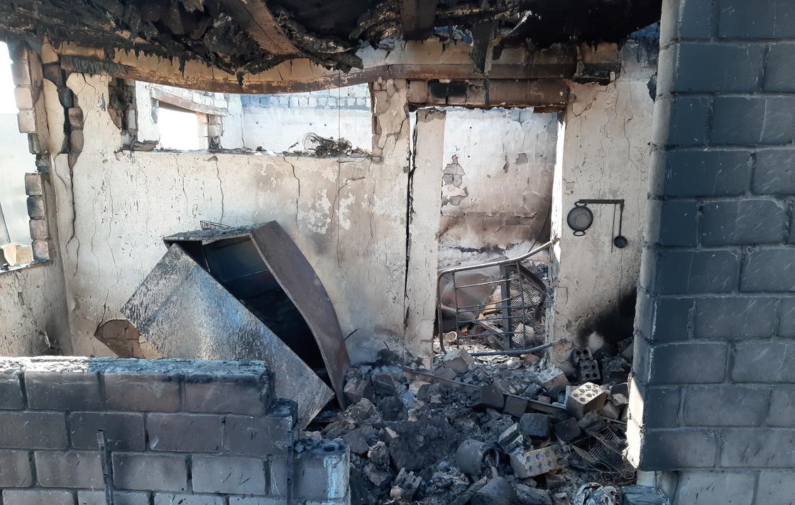 Взрывы и обрушения: в ЗКО пожар уничтожил более 30 домов (фото)