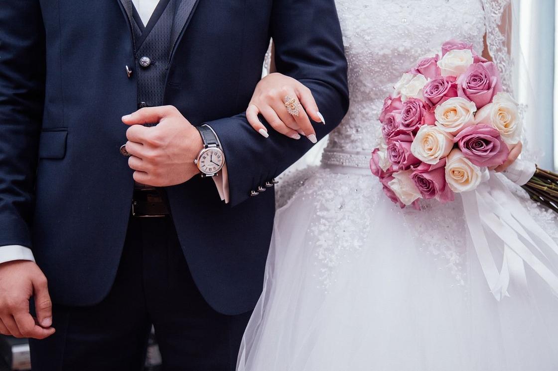 Невеста и жених в свадебных нарядах