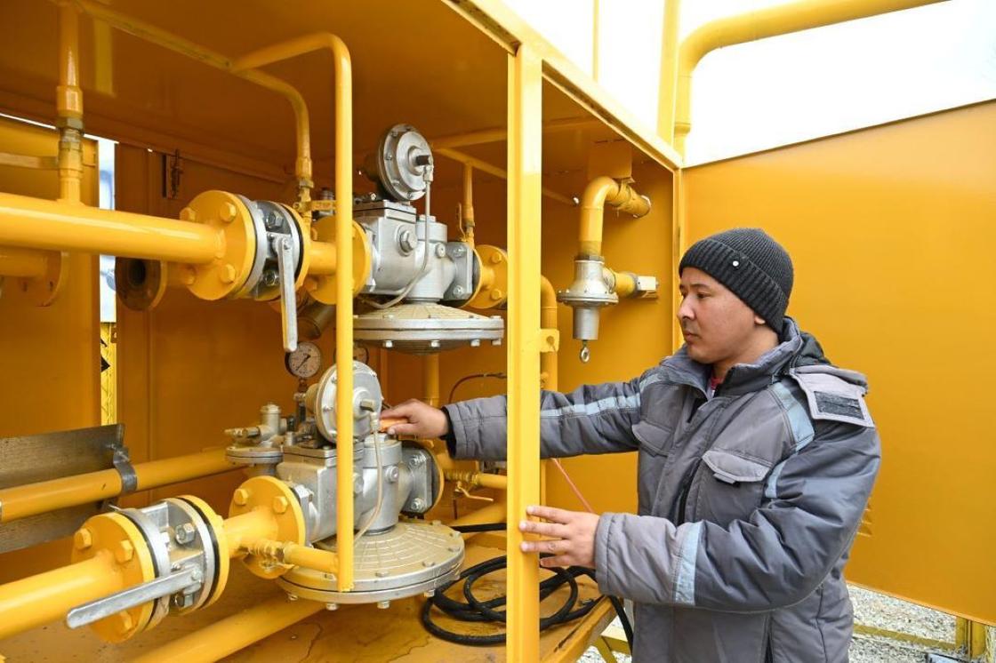 Рабочий возле газового оборудования