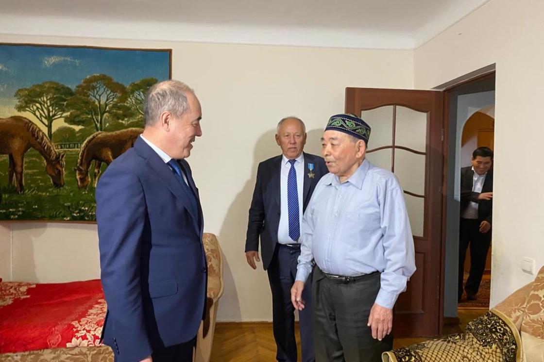 Нариман Турегалиев посетил на дому ветеранов труда
