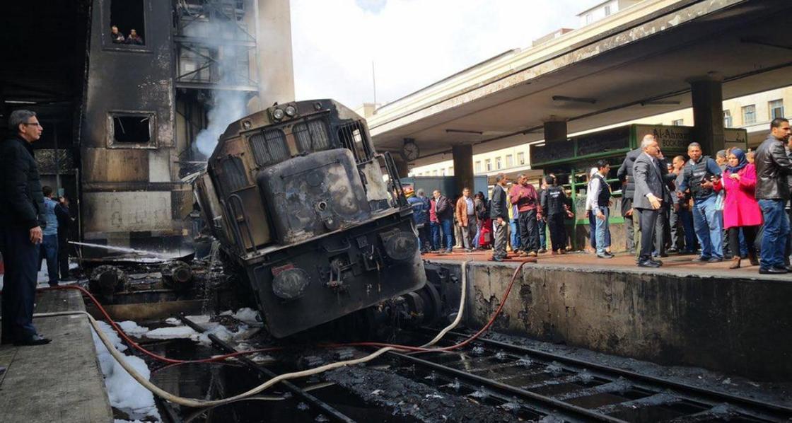 Поезд сошел с рельсов и загорелся в Каире: более 24 человек погибли (фото, видео)