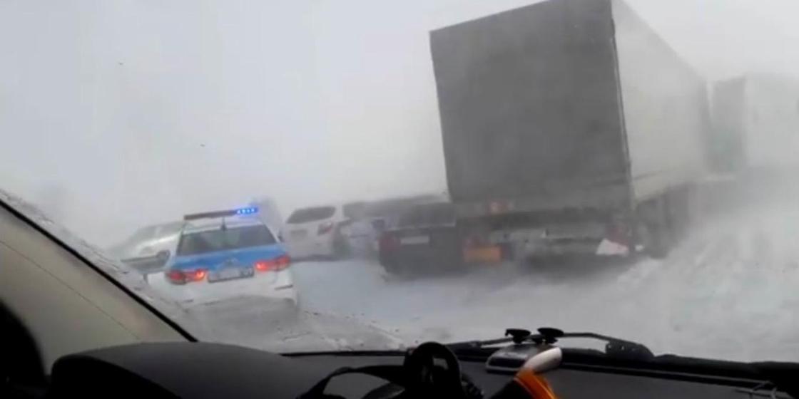 Крупная авария с участием девяти машин произошла в Карагандинской области