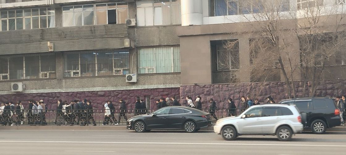 Алматинцы массово эвакуируются