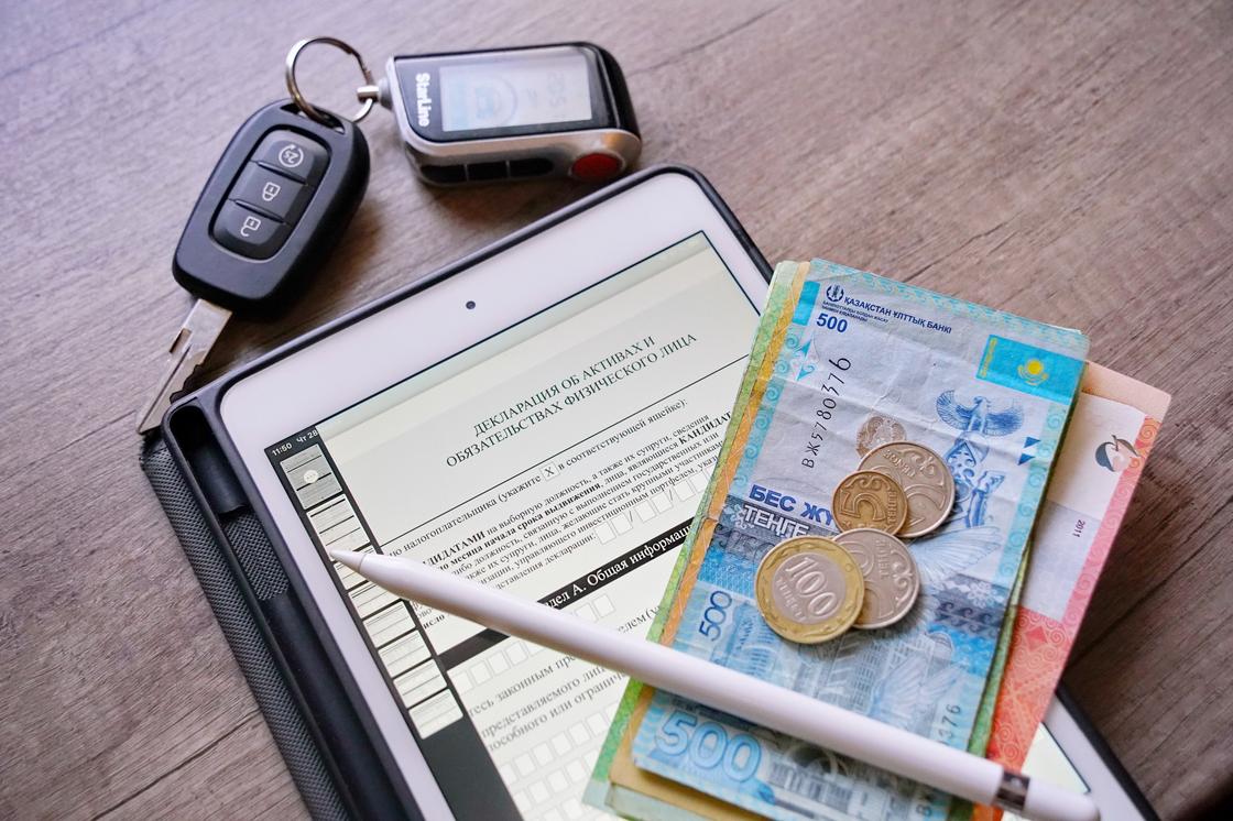 Деньги лежат на планшете