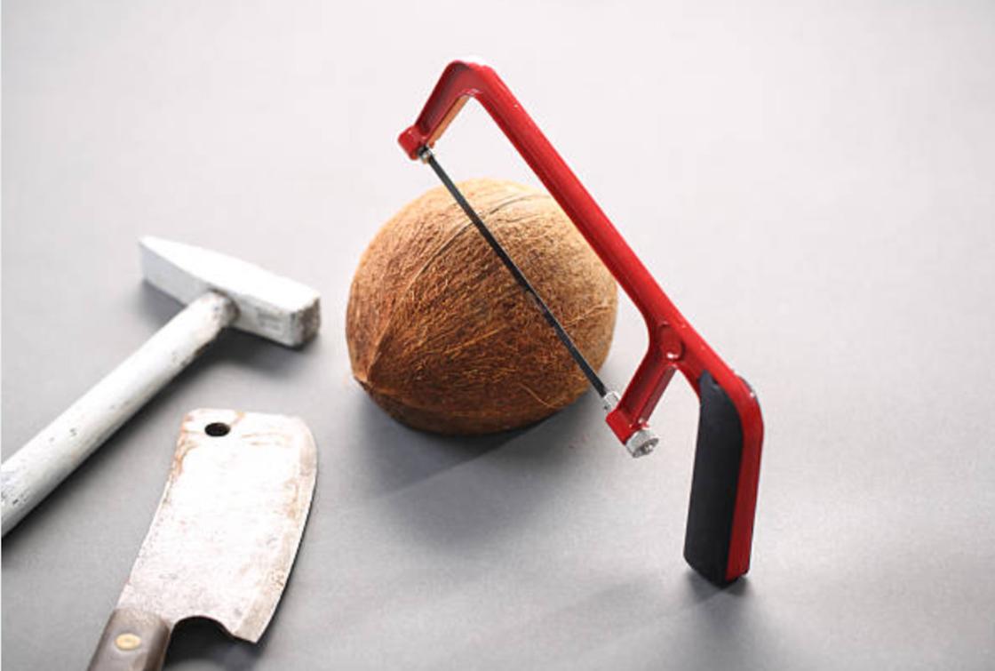 5 способов, как открыть кокос и достать из него мякоть