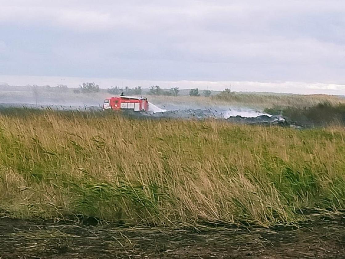 Пожарная машина и дым на поле близ Астаны