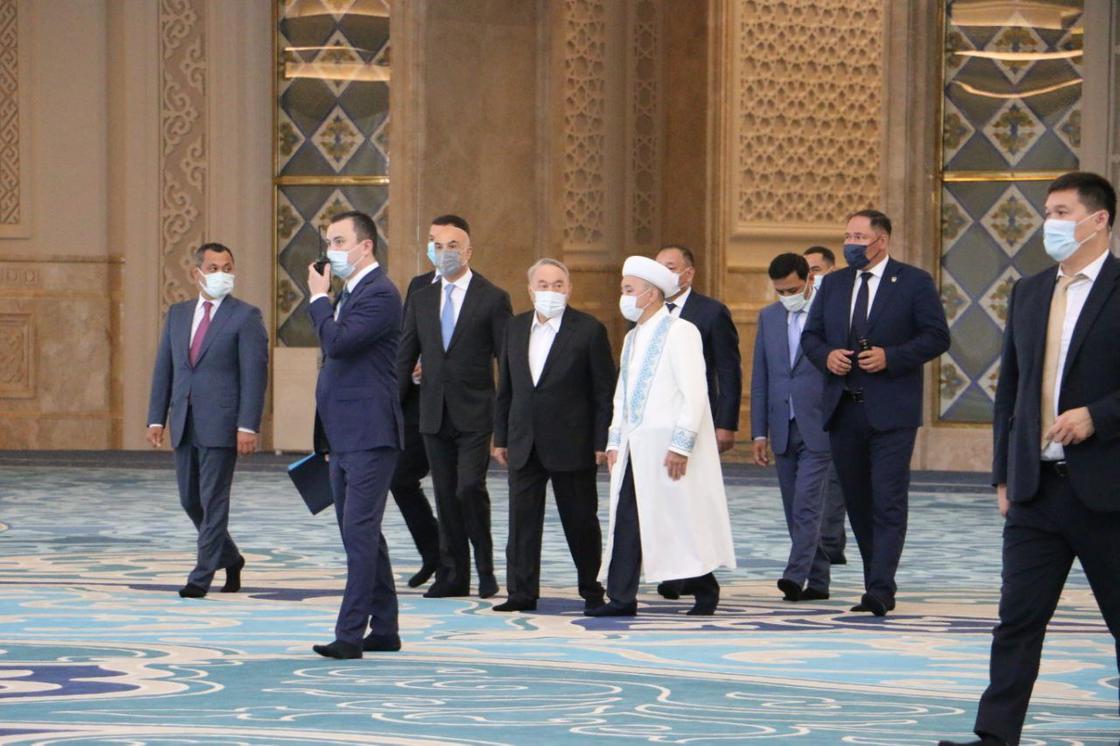 Нурсултан Назарбаев на открытии новой мечет в столице