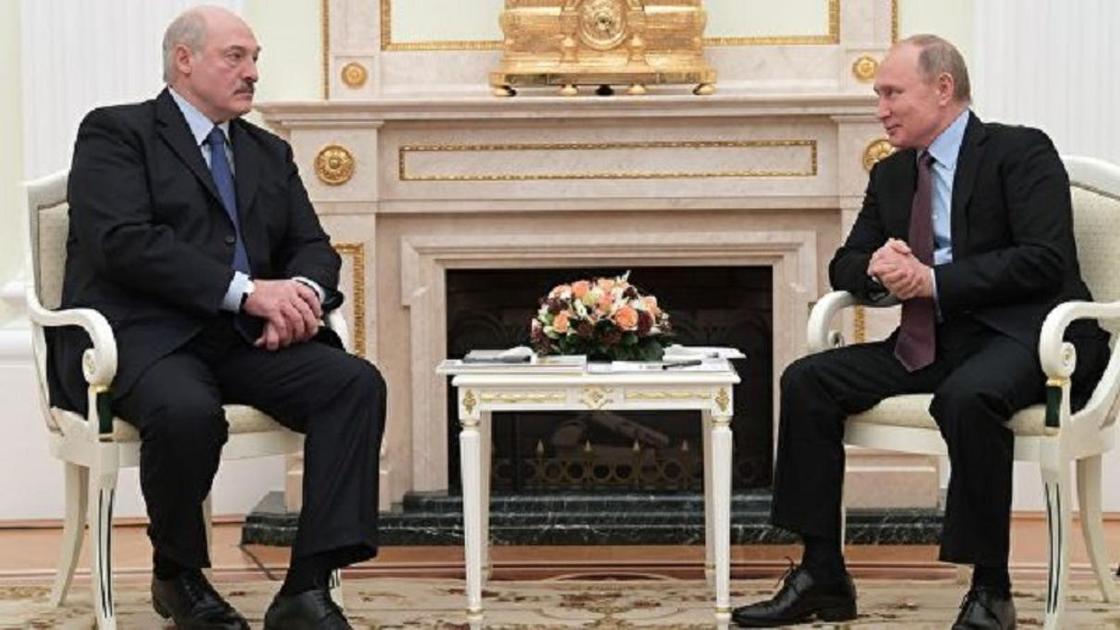 Лукашенко подарил Путину четыре мешка с картошкой cо своего огорода