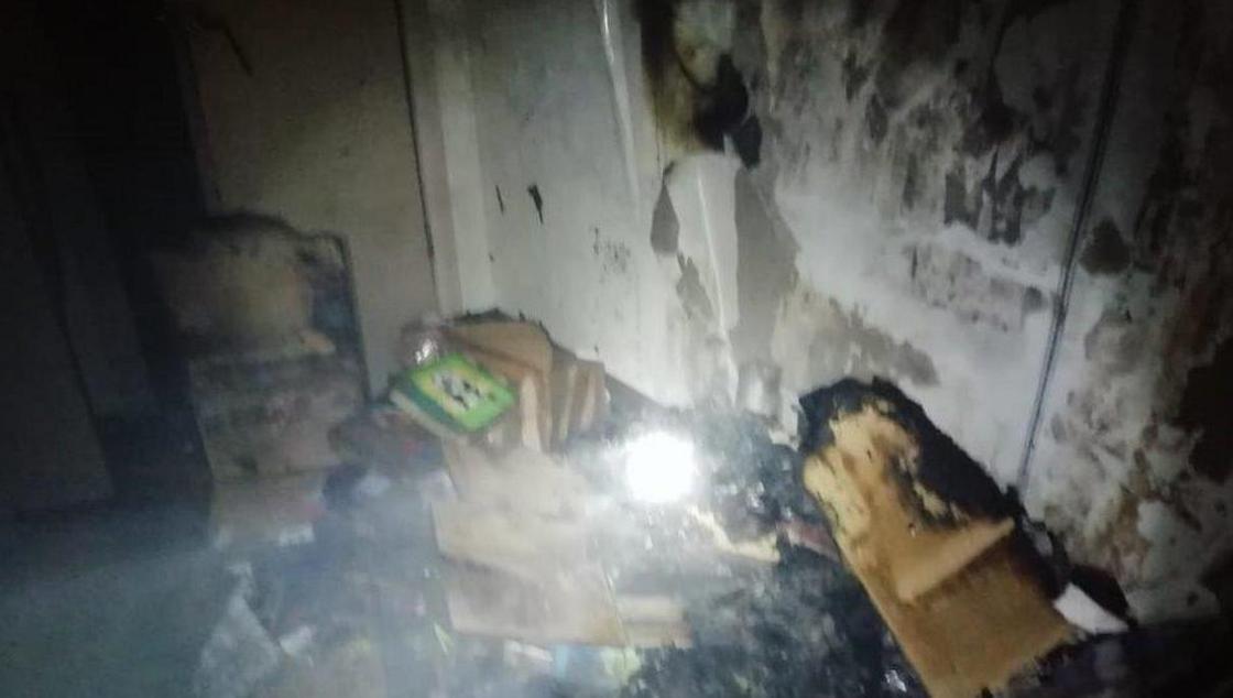 11 человек спасли из пожара в многоэтажке в Астане (фото)