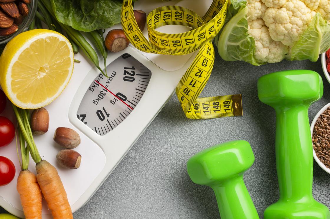 Весы, сантиметр и диетические продукты