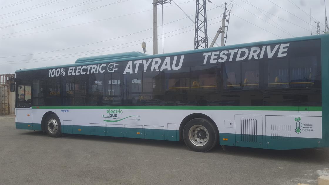 Жители Атырау влюбились в тестируемый в городе эко-автобус