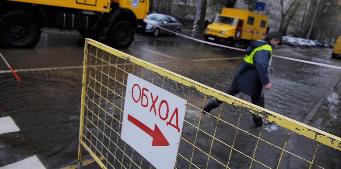 Улицу в Усть-Каменогорске затопило водой после прорыва трубы Улицу в Усть-Каменогорске затопило водой после прорыва трубы