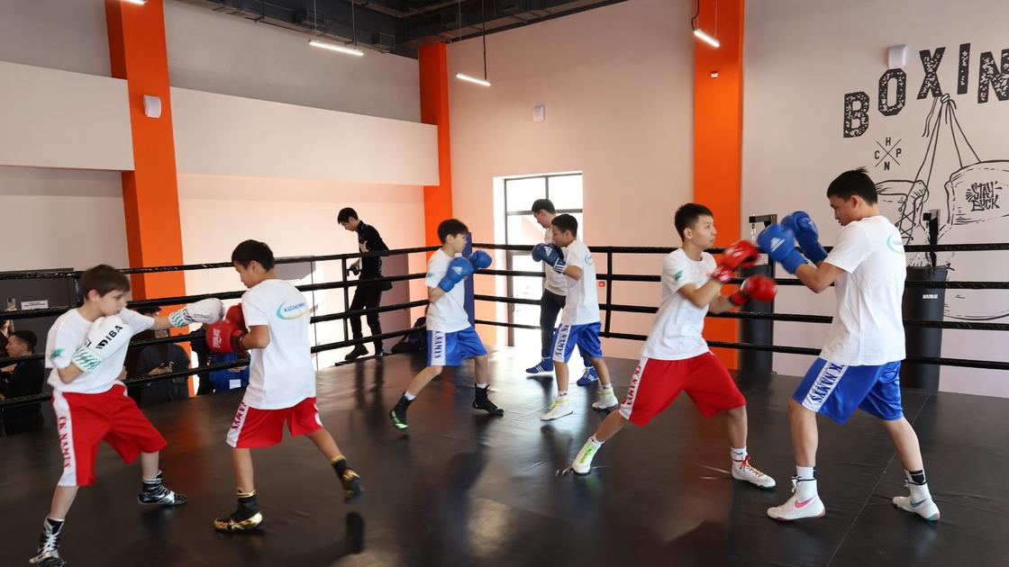 Юноши боксируют