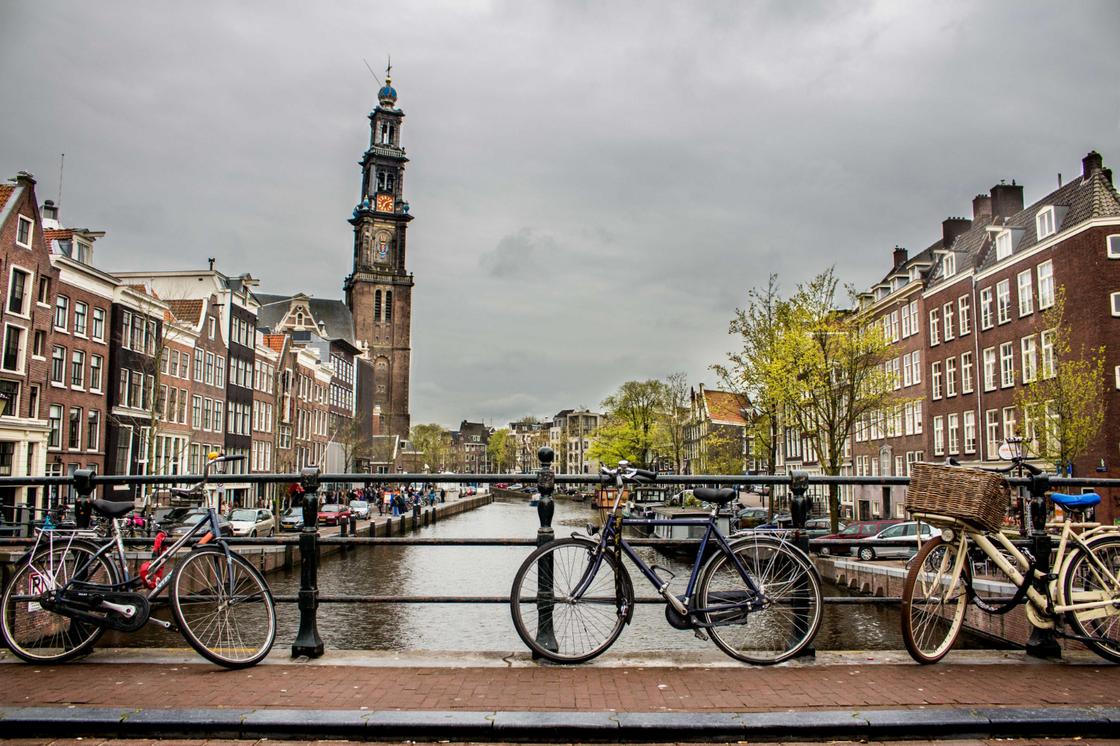 Велосипеды на фоне амстердамского канала
