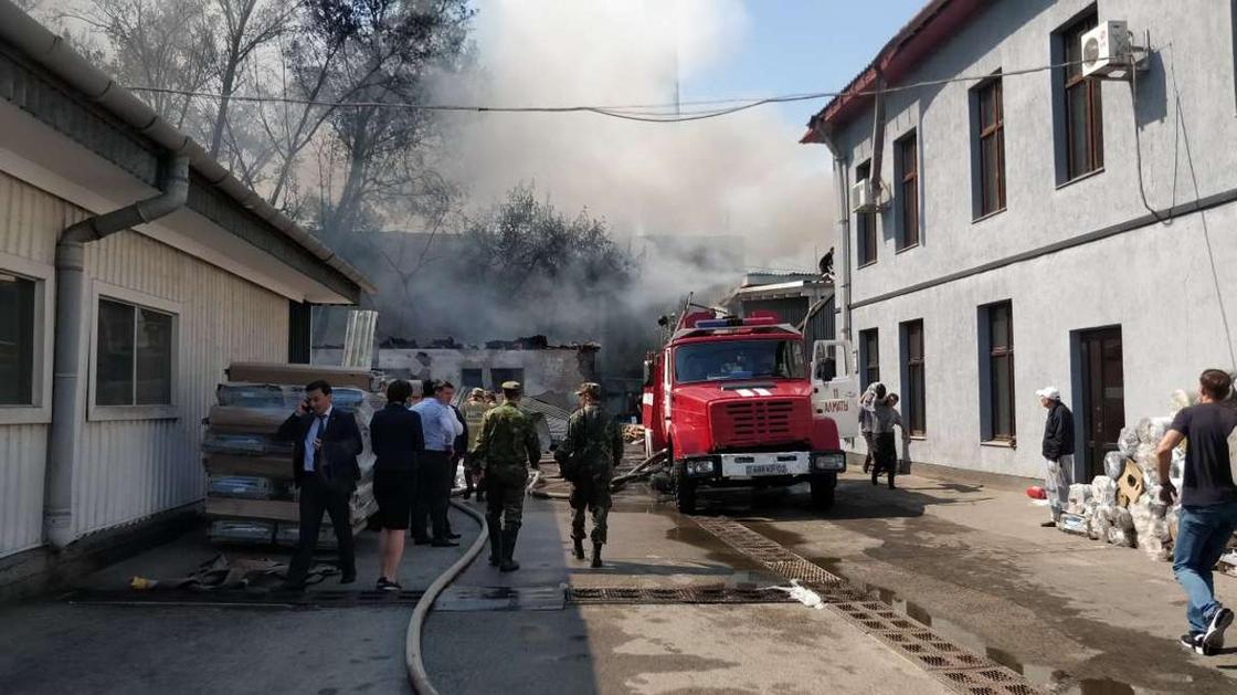 Крупный пожар в цехе в Алматы: уцелевшую продукцию выносят со склада