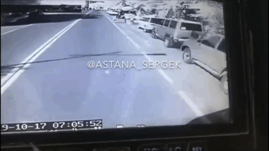 Отца и сына сбил автобус в Кызылорде: видео опубликовали в Сети