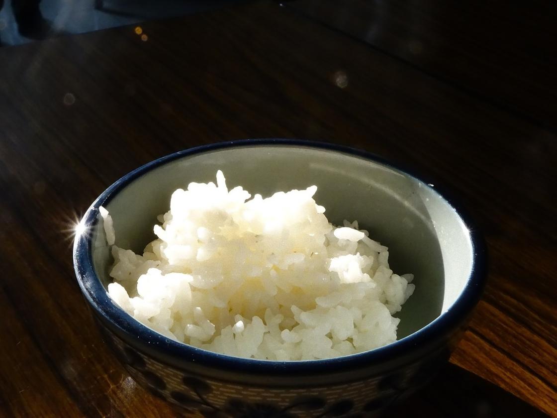 Вареный рис в керамической миске