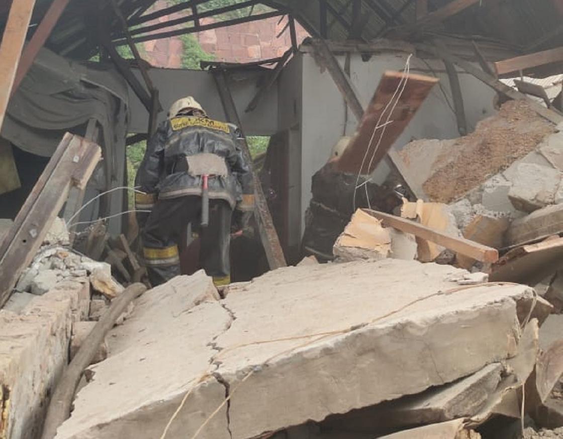 Дом развалился при взрыве газа в Алматы (фото)