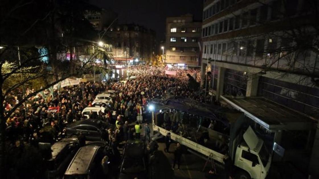 "Умрем, но скинем": протестующие в Сербии блокировали резиденцию президента Вучича