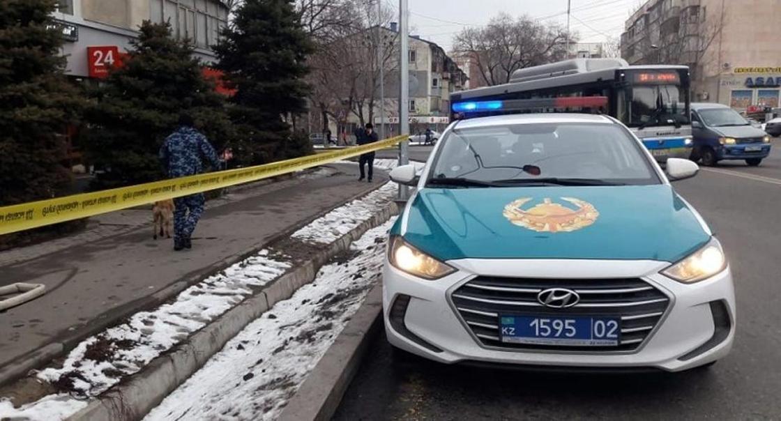 Неизвестный "заминировал" отделение Kaspi Bank в Алматы (фото)