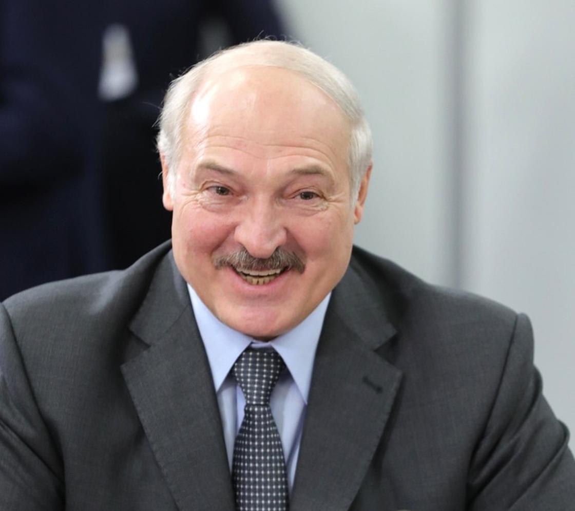 Лукашенко вышел на интервью босиком в знак уважения труда уборщиц Лукашенко вышел на интервью босиком в знак уважения труда уборщиц