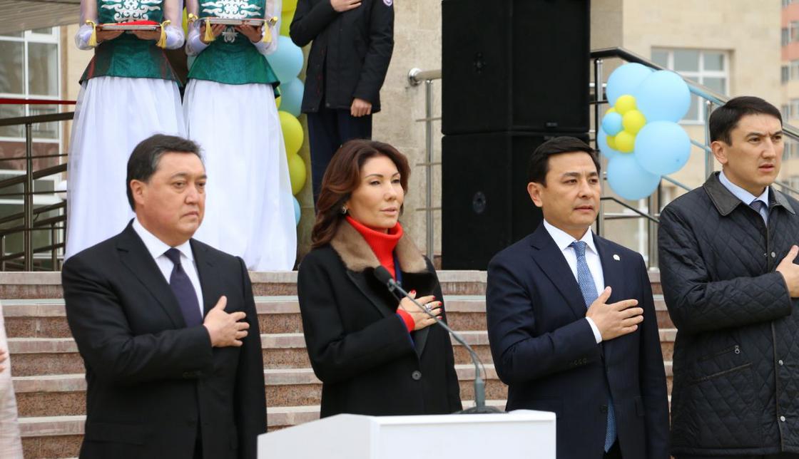 Назарбаева и Мамин примерили очки виртуальной реальности на 1 сентября (фото)