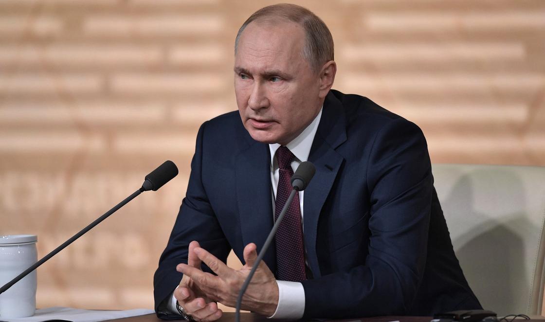 Путин начал соблюдать социальную дистанцию и больше не жмет никому руки