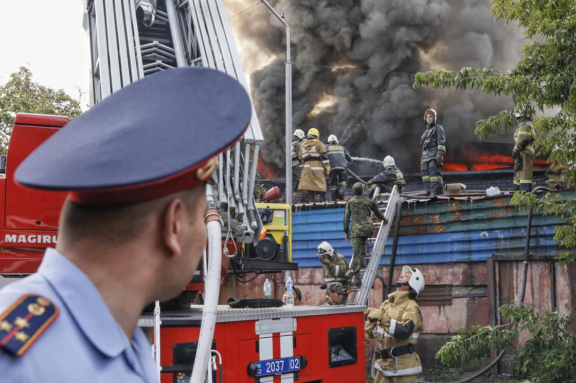 Пожар на складе в Алматы: кадры с места событий