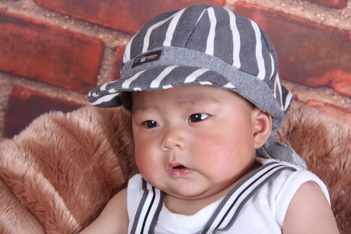 Младенец в кепке
