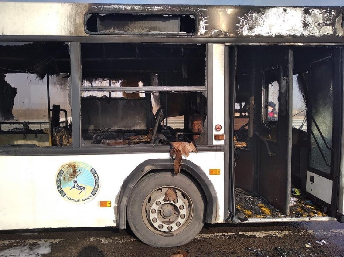 Автобус загорелся под Павлодаром
