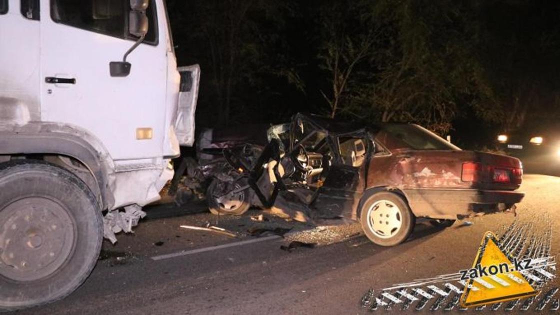 Погибли и пострадали люди: грузовик протащил легковушку по трассе в Алматинской области (фото, видео)