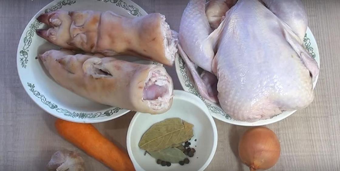 Холодец из курицы и свиных ножек. Ингредиенты Холодец из курицы и свиных ножек. Ингредиенты