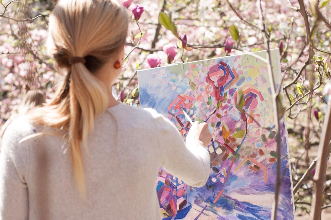 Девушка рисует картину