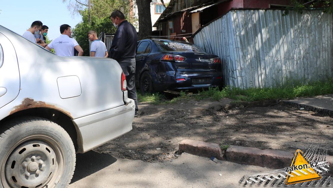 Иномарка влетела во двор частного дома после ДТП в Алматы (фото)