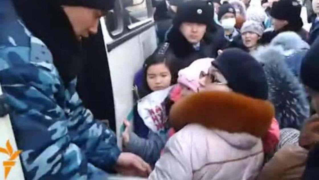 Полицейские заталкивали детей в автобусы: видео прокомментировали в МВД