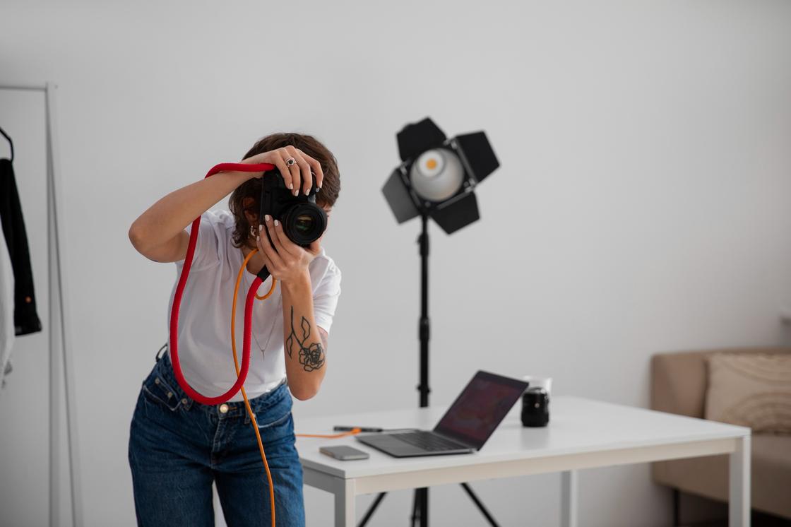Женщина-фотограф снимает в студии