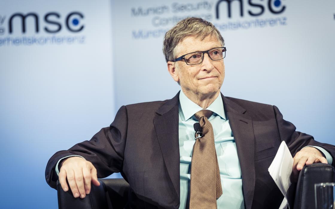 Билл Гейтс сидит в кресле